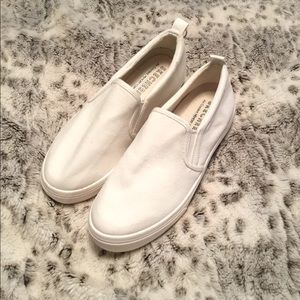 NWOT white Skechers memory foam slip on tennis shoes.